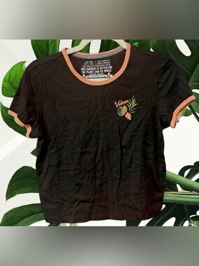 Volcom women’s size XS 0–2 cropped T-shirt black multicolored tropical bird $28
